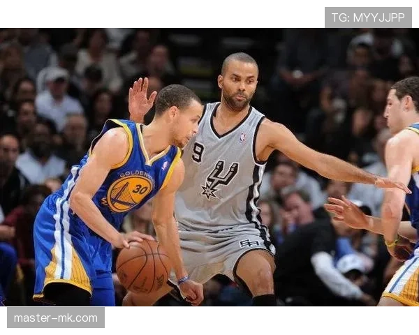 帕克无球穿插改变防守阵型，高效输出主导马刺进攻节奏